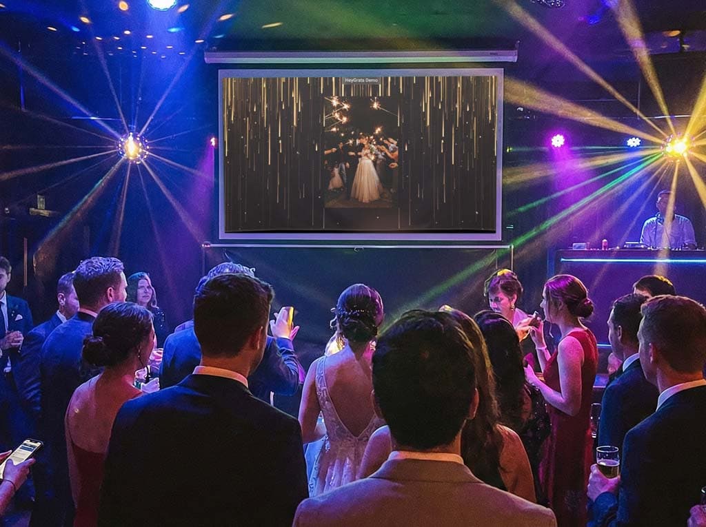Foto pernikahan tampil di layar live photo wall